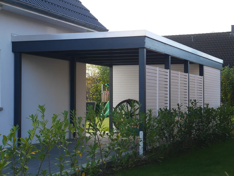 Modernes Einzelcarport KLARE LINIE mit Abstellraum