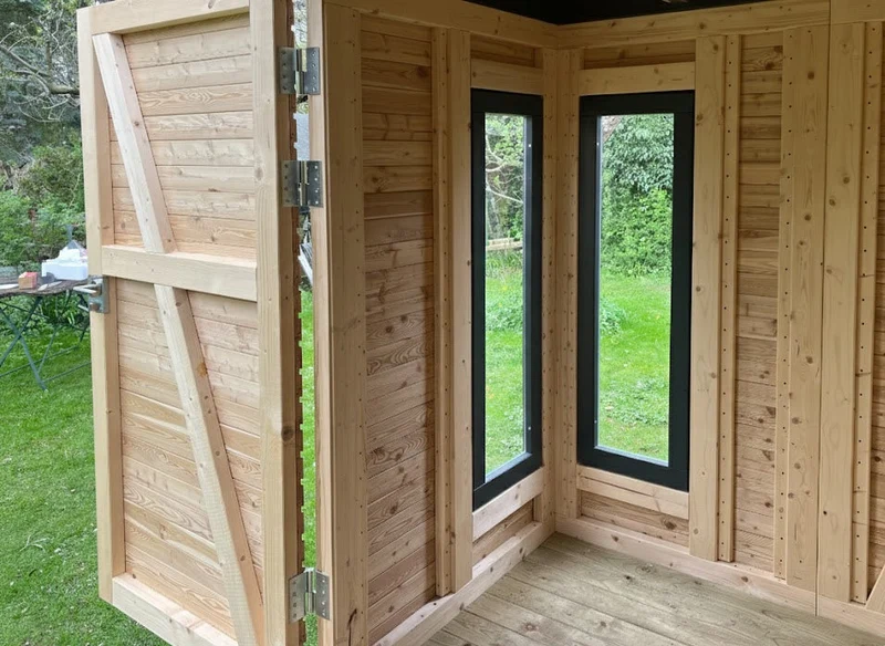 Fenster für modernes Gartenhaus