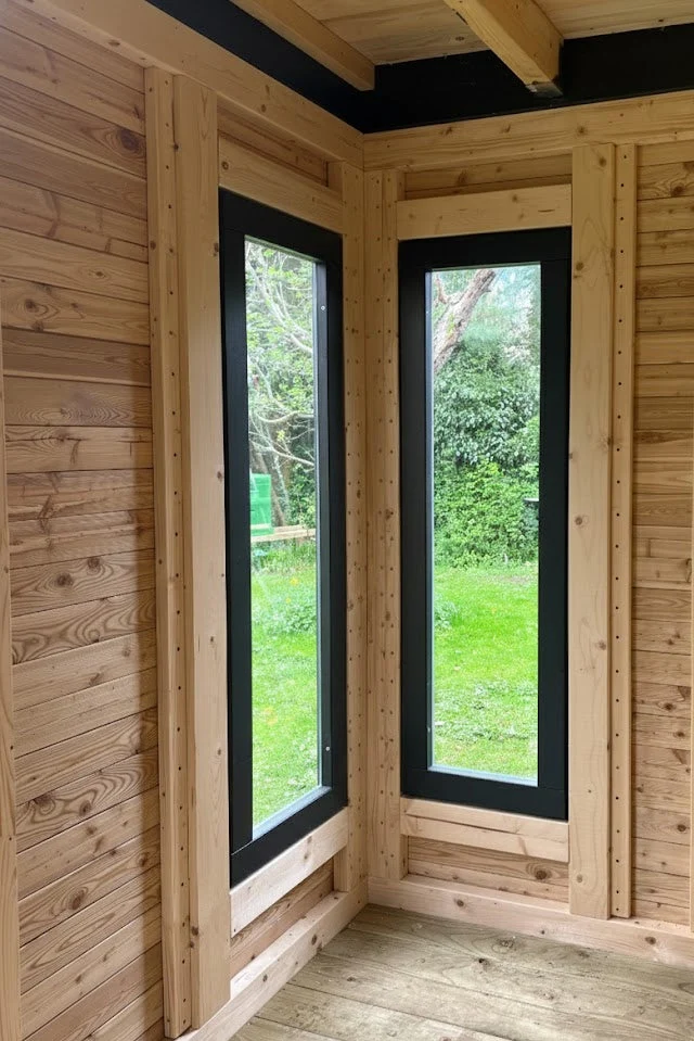 Fenster für modernes Gartenhaus