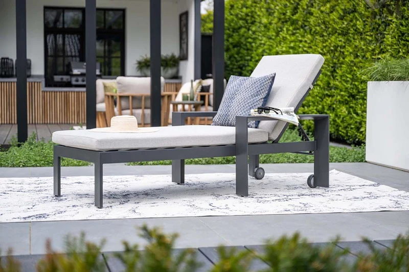 Levanto ligbed - carbon black - valley sand