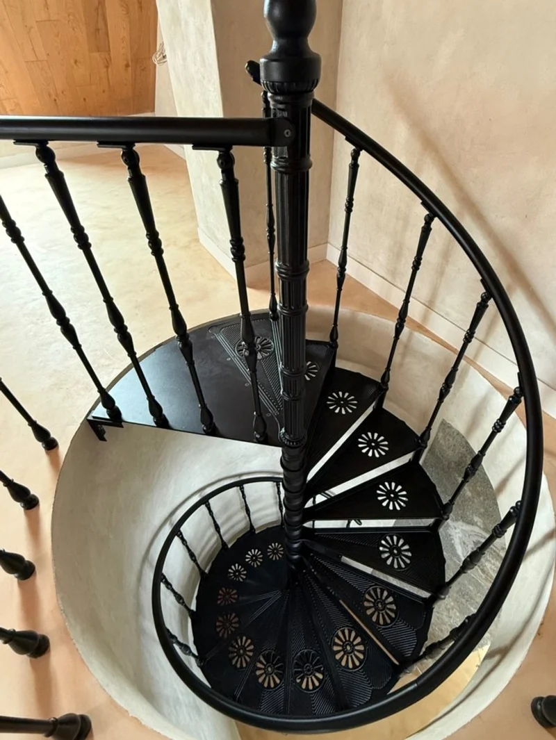 Casa Padrino Gusseisen Wendeltreppe Schwarz Ø 155 x H. 300 cm - Rustikale Spiraltreppe mit 15 Stufen - Massive Gusseisen Treppe