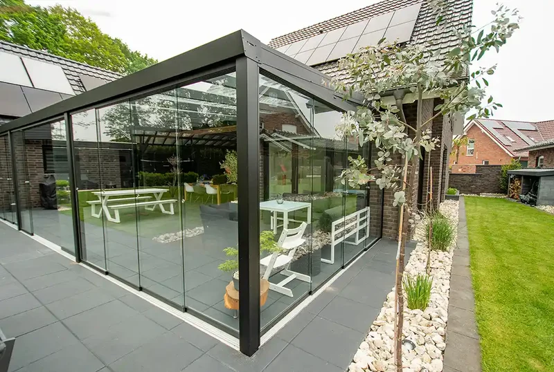 Glasschiebewand schwarz (RAL 9005) 10mm