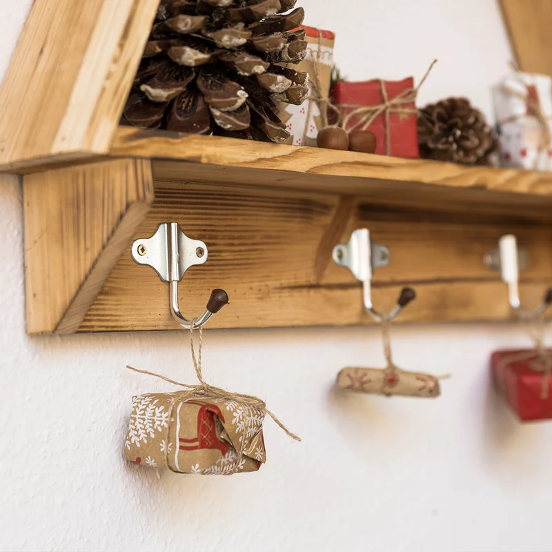Wandregal aus Holz in Baumform
