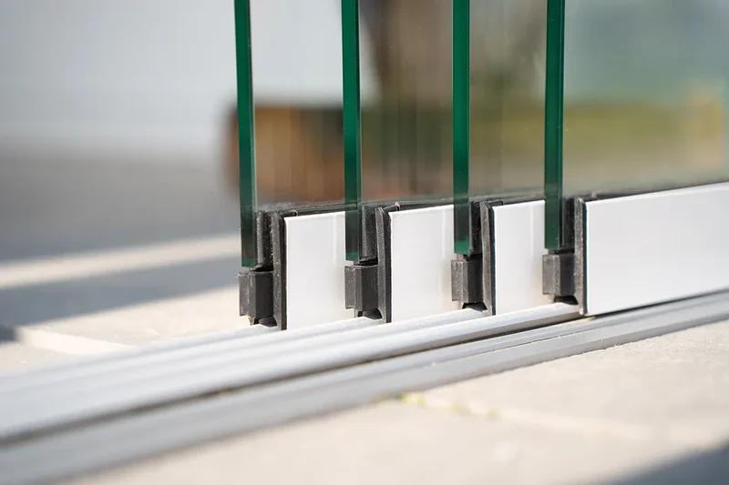 Glasschiebewand schwarz (RAL 9005) 10mm