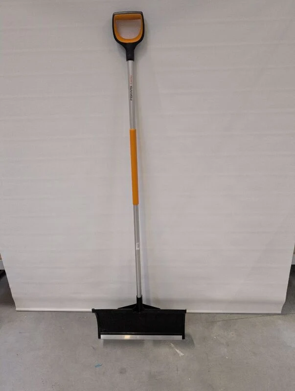B-Ware Fiskars Schneeschieber X-series Aluminium Schneeschaufel SoftGrip D-Form