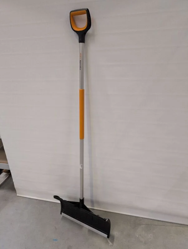 B-Ware Fiskars Schneeschieber X-series Aluminium Schneeschaufel SoftGrip D-Form