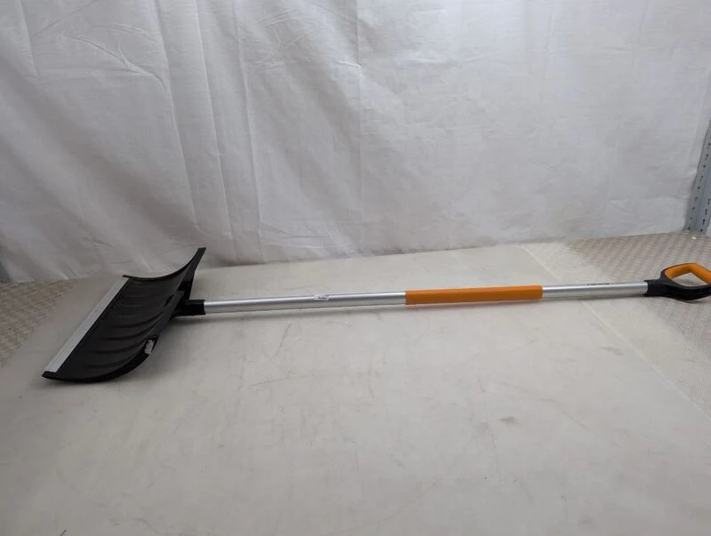 B-Ware Fiskars Schneeschieber X-series Aluminium Schneeschaufel SoftGrip D-Form