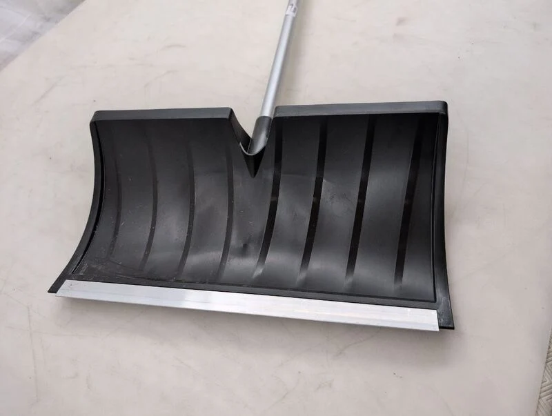 B-Ware Fiskars Schneeschieber X-series Aluminium Schneeschaufel SoftGrip D-Form