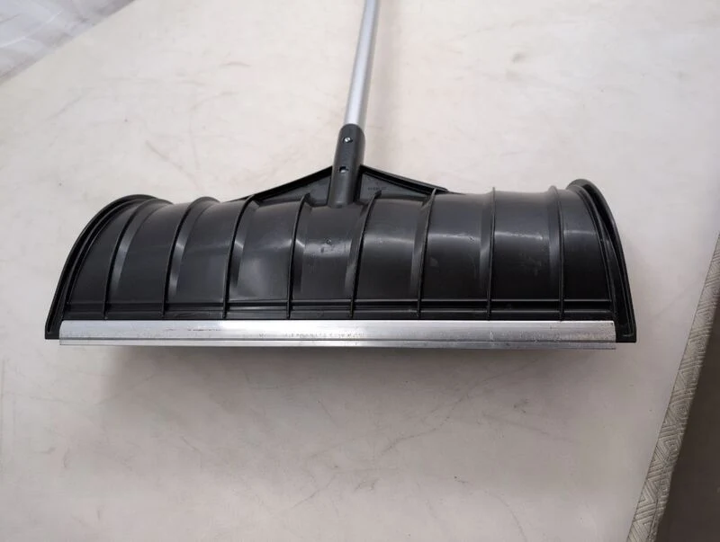 B-Ware Fiskars Schneeschieber X-series Aluminium Schneeschaufel SoftGrip D-Form