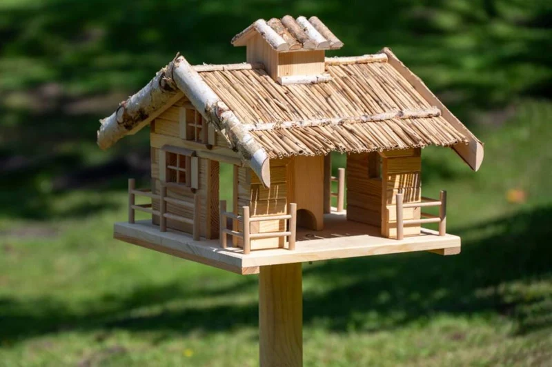 Vogelhaus Berghütte mit Ständer