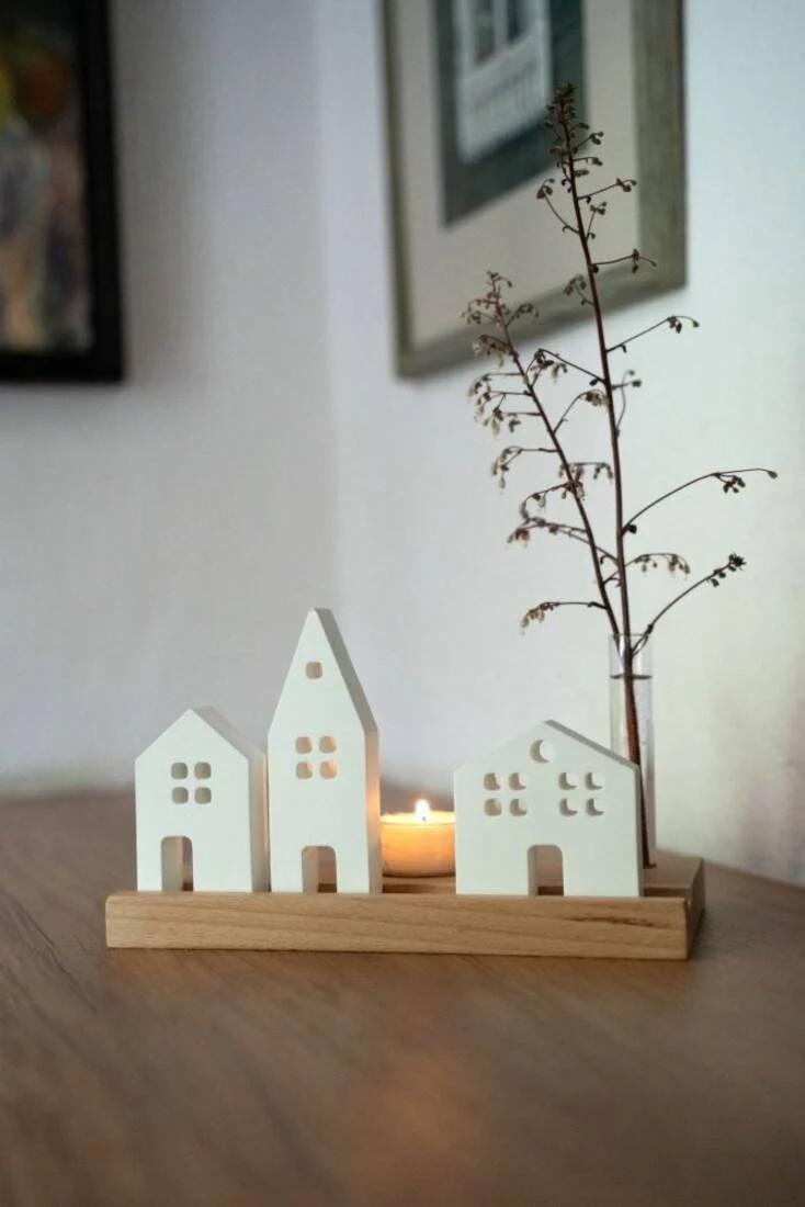 Miniatur-Häuser mit Teelicht und Glasvase