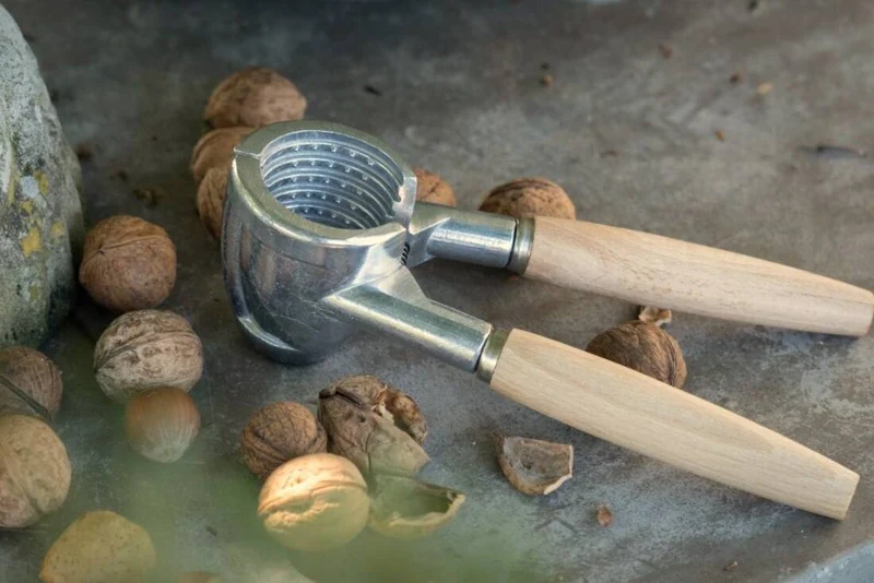 Nussknacker mit Holzgriff