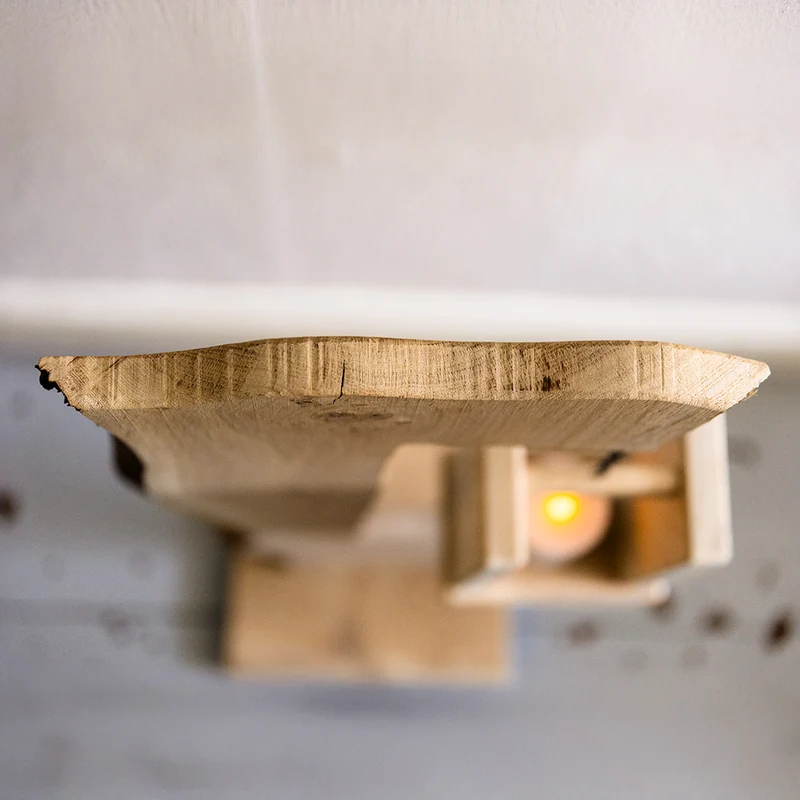 Holzstele mit hängender Laterne