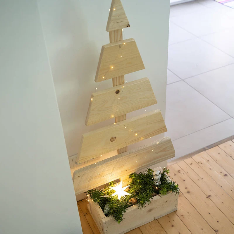 Holz-Tannenbaum mit Dekokasten