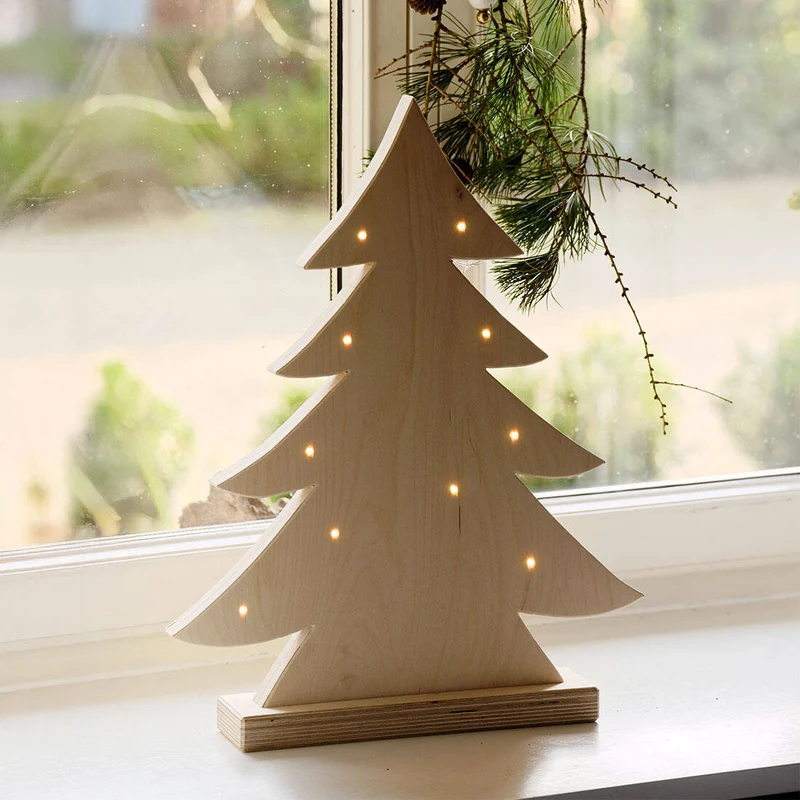 Holztannenbaum beleuchtet