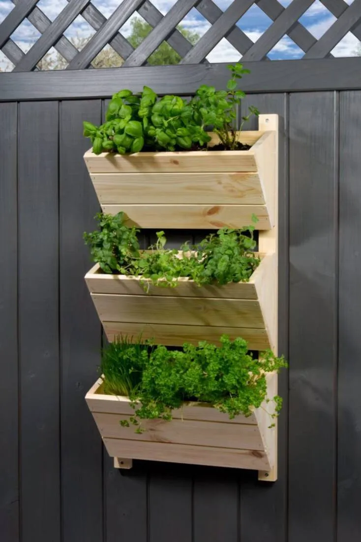 Wandbeet mit 3 Pflanzkästen