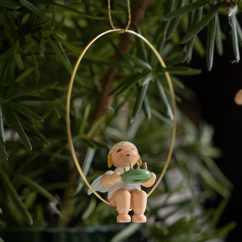 Christbaum-Engel im Ring mit goldenen Kerzen