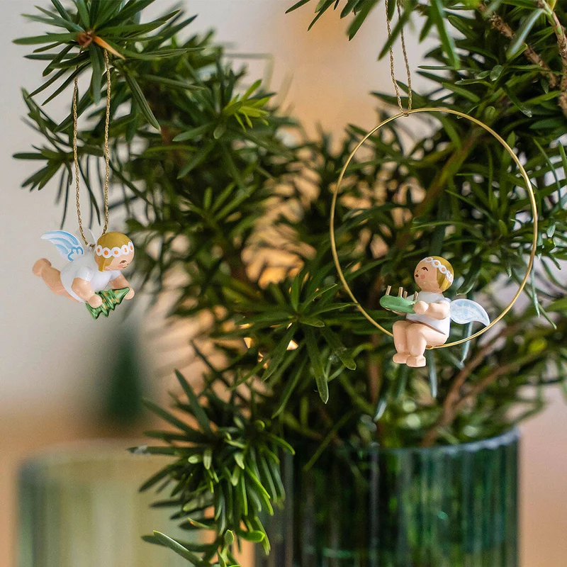 Christbaum-Engel im Ring mit goldenen Kerzen