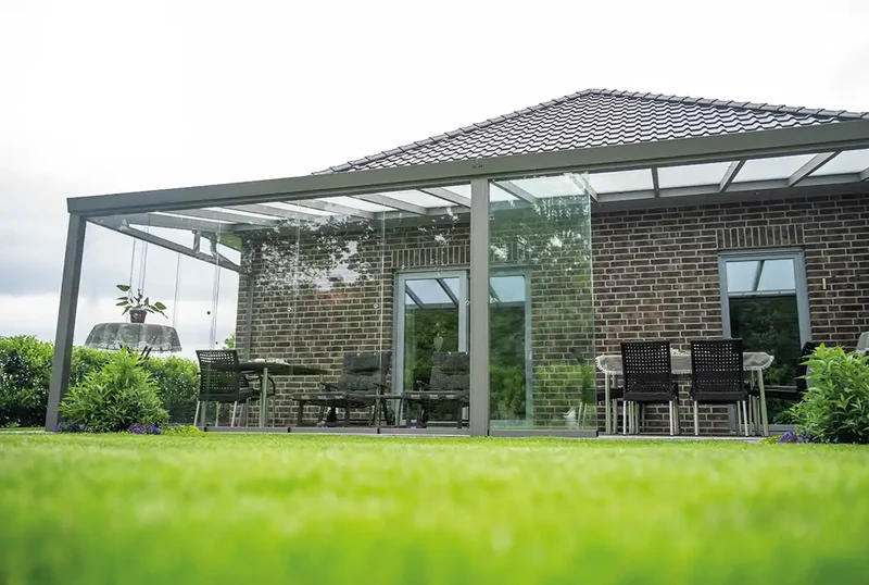Terrassenüberdachung aus Aluminium für den Wandanbau