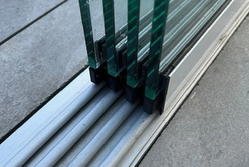 Glasschiebewand schwarz (RAL 9005) 10mm