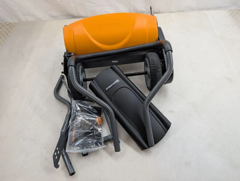 B-Ware Fiskars Spindelmäher Rasenmäher Momentum umweltschonend ergonomisch 46cm grün