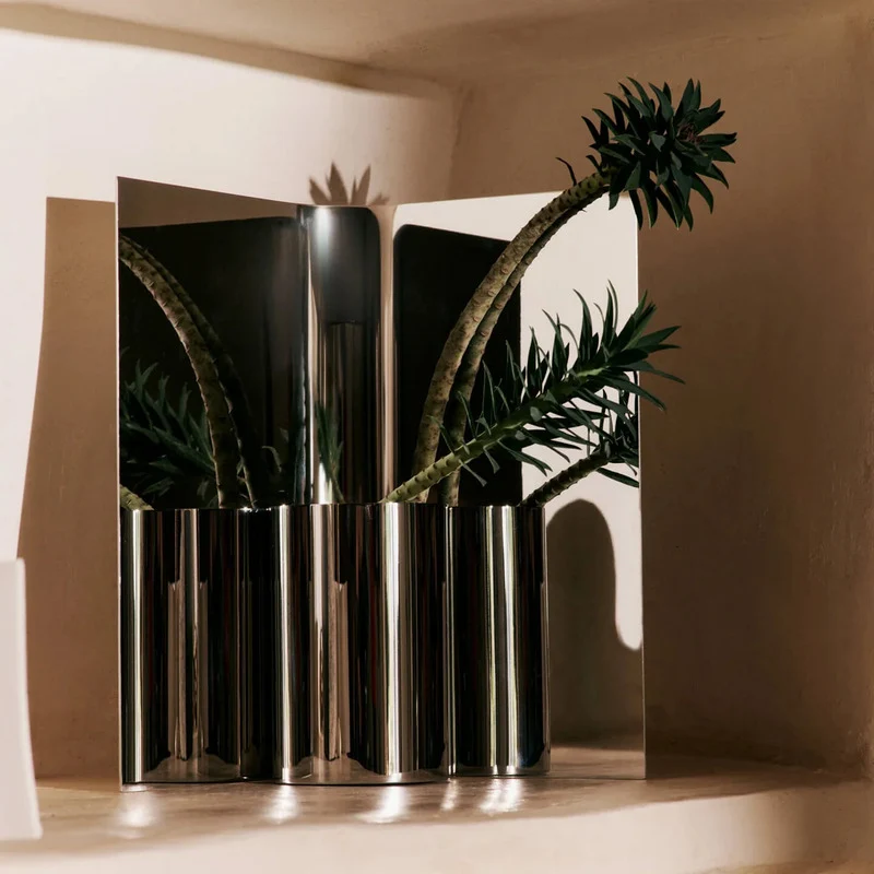 B-Ware Ferm Living Vase Gefäß Edelstahl poliert H 29 cm Spiegelung Design Statement